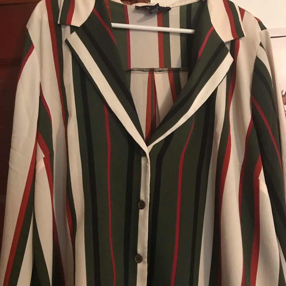 Chic cropped button down! - Picture 2 of 3